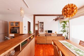 吹抜けのある開放感たっぷりのリビングで、家族がつながる明るい住まい