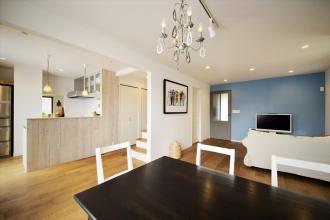 実家を完全分離の二世帯住宅に。デザインにもこだわった理想のすまい。