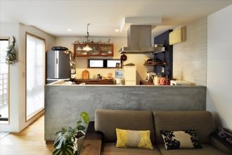 暖かな光に包まれた、レトロな雰囲気を楽しむリビング