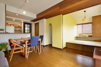 たっぷり収納で家中スッキリ。色づかいも楽しいカラフルな住まい