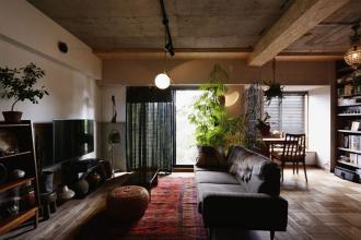 自然素材の温もりと無機質なものが調和した、ライブラリーのあるリビング