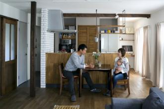 暮らしの中心は2階リビングで