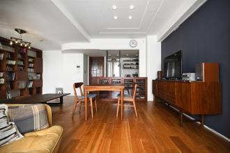 大好きな本や食器に囲まれた、暮らしを楽しむ広々リビング