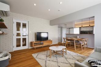 光と風が通る、フレンチスタイルの心地よい広々リビング