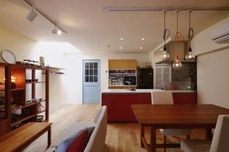 暮らしにぴったりの広いLDKと大型収納、愛用の家具が映える空間を実現