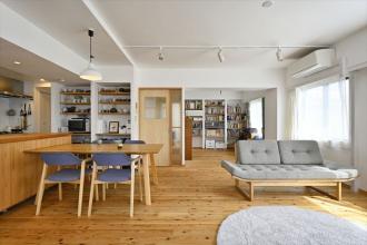 杉に囲まれて暮らす家