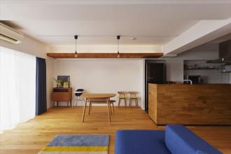 ブルーが映えるナチュラル＆シンプルスタイル