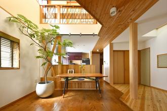 木の香りに包まれた心地よい大空間