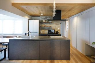 窓辺でまどろむ