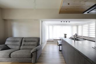 ルーフバルコニーが活きた！造作ステップ＆ベンチ