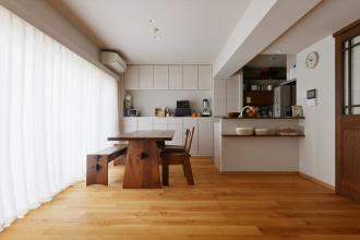 室内窓でつなぐ、子どもたちとの空間と時間