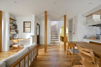 ナチュラルリビングにお気に入り空間をつなげて