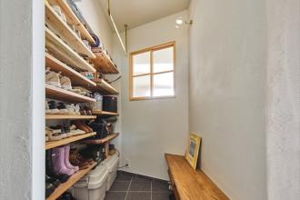 玄関土間 がランウェイに！ 家族の思い出を彩るリノベ