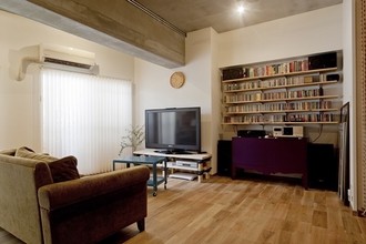 足ざわりが気持ちいい無垢フローリングとモルタル仕上げのヴィンテージマンション