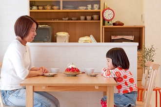 柔らかな印象の無垢材を多用し、明るく、風通しよく、楽しい空間に