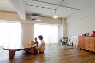 仕切りにはブロックを積んで、自然素材の味のある空間に無垢材の床を使用した住まい