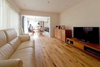 住むほどに味わいが増す、ラフ＆ナチュラルなオーク無垢材の家