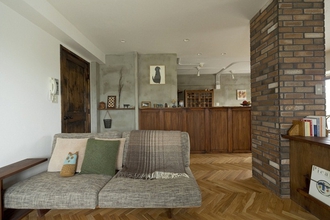 北欧モダンと日本の手仕事が融合。ヘリンボーンの床の似合う暖かみある暮らし