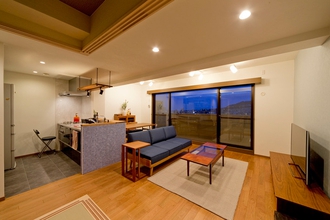 広々リビングでくらしを快適に。タイルをオシャレに使ったすまい