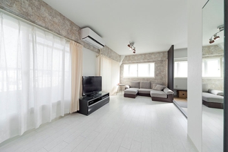 黒白のスタイリッシュな広々リビング、こだわりの断熱住宅