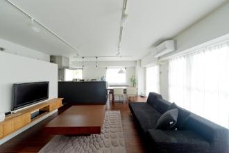 シックなタイルで深みのある空間に