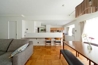 カリモク家具映えるパーケットの床