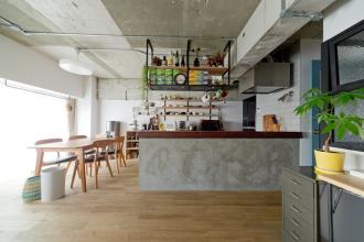 モルタル天板の造作キッチンが引立つ空間