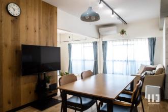 ダークカラーとハードな素材×ナチュラルオーク