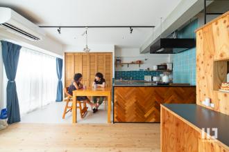 こだわりのヘリンボーンと色で創る家族の空間