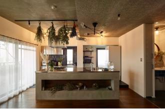 モルタルキッチンが映えるドライフラワーのある暮らし