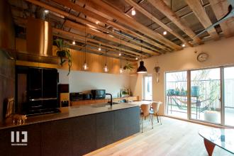 異素材に囲まれたダイナミックなおうち