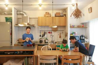 キッチンに集う、家族の風景