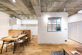 無垢フローリングとストーンタイルの素材をいかしたスタイル（江東区）