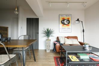 シンプルな内装に家具・小物と植物でコーデ