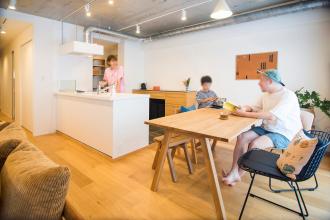 広い土間が出迎えてくれる、どんなインテリアにも似合う家