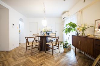 ヘリンボーンの床にこだわった、ゴールドがアクセントの家