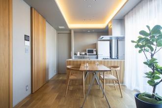 グレーと木が調和する北欧モダンな住まい