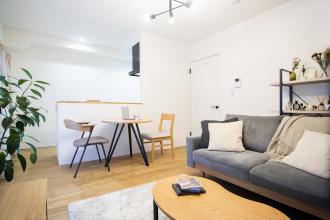 黒アイアンが映える白の住まい