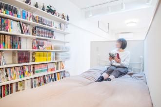 秘密基地のようなベッドスペースと壁面収納で趣味を満喫