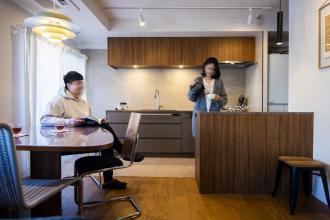 ダイニングテーブルが主役の家