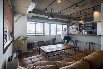 広いルーフバルコニーのあるインダストリアルな家