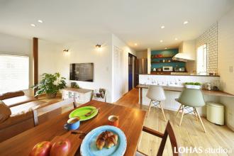 ロコスタイルの爽やかインテリア -海を感じるリゾートリビング-