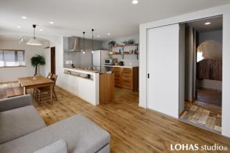 玄関とリビングを結ぶシュークロークが新しい！-ナチュラルカフェの寛ぎスタイル-