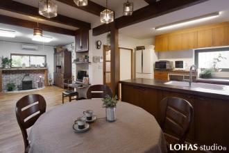 亡き夫を感じる木群(こむら)のキッチン