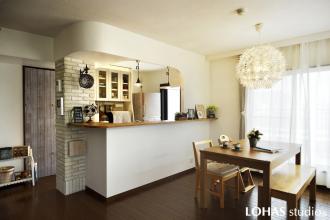 柔らかな曲線を描くキッチン