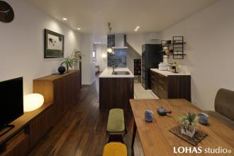 入ってすぐ、ギャラリーの家