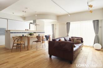 ブルーがポイントの家族が一緒の部屋