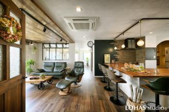 家族の笑顔が蘇るおうちカフェ -父の愛したソファーを中心に-