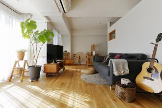 機織りの音がやさしく奏でるリビング