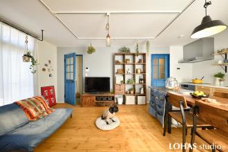 鮮やかなブルーの扉！笑顔いっぱいな家族のシンボル